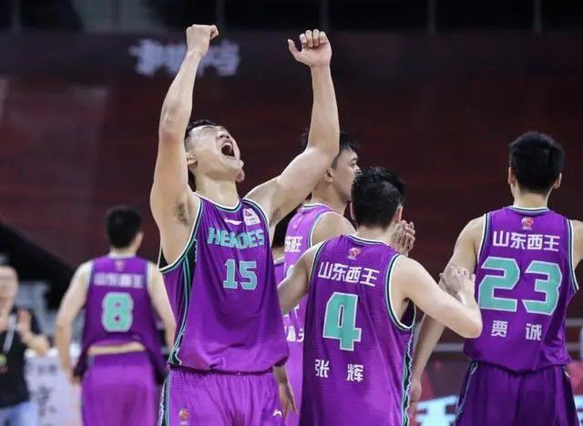 和他合作你可以深刻体会到，什么叫做敬业、专业，什么叫做努力、自律，这些词完美代表了刘德华这个人